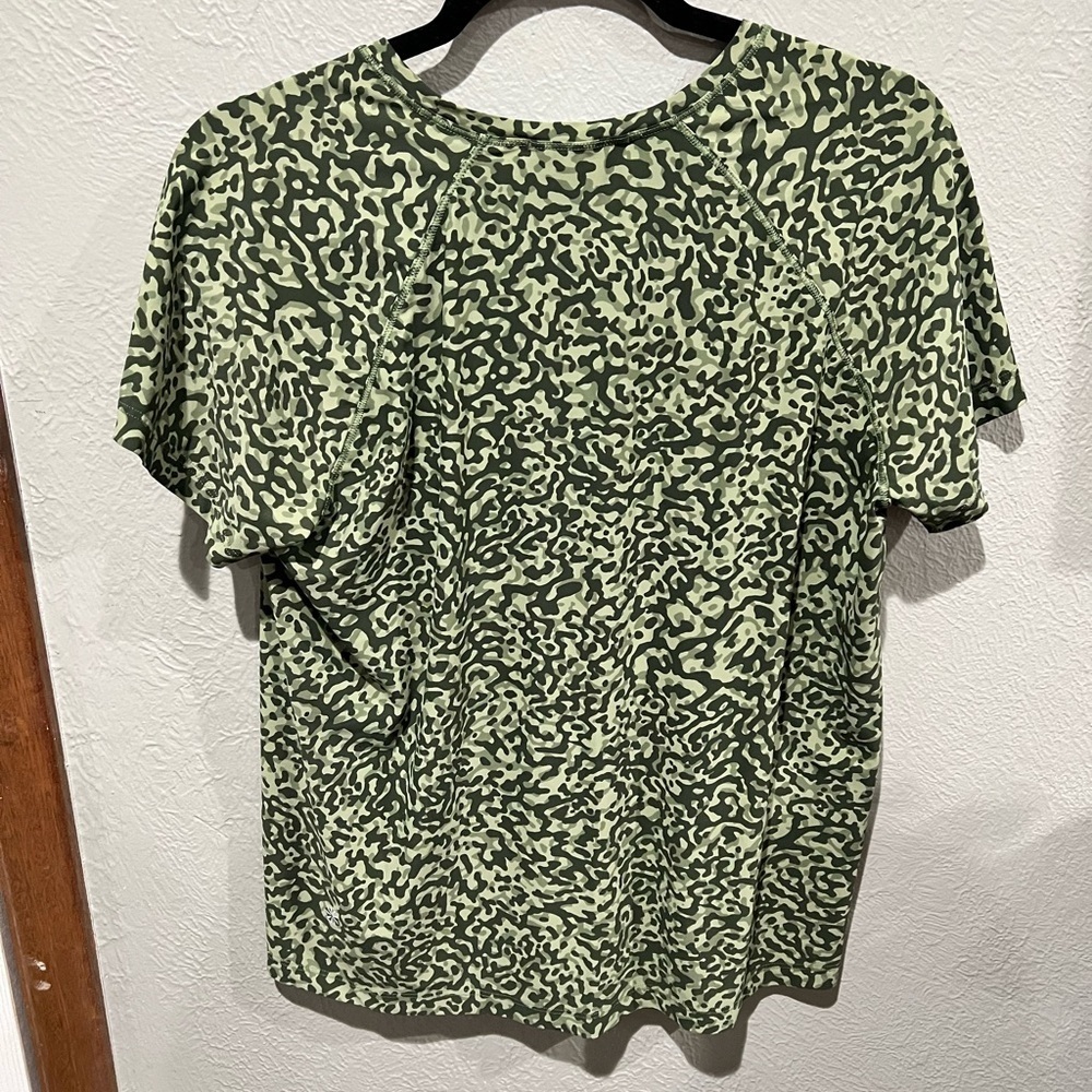 Athleta Green Camo Short Sleeve Tee Size Small Like New Condition Active Top - Picture 3 of 4